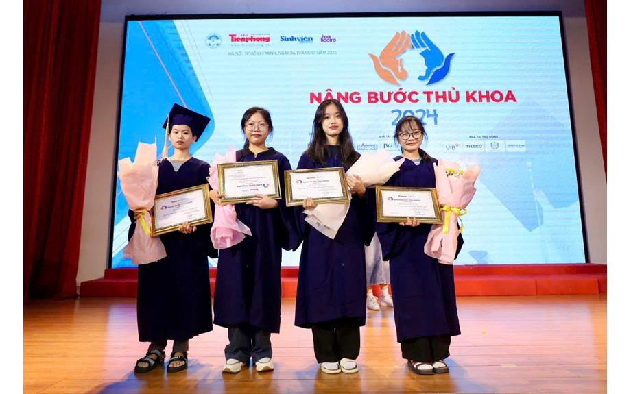 Sinh viên trường Đại học Thủ Dầu Một nhận học bổng “Nâng bước thủ khoa”